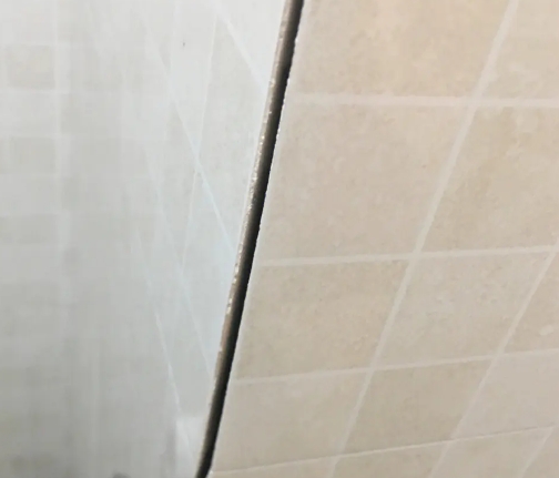 乐业瓷砖空鼓维修公司分享阳台瓷砖脱落的修复过程可以分为以下几个步骤
