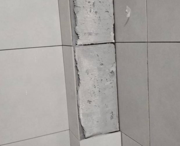 乐业瓷砖空鼓维修公司分享下瓷砖施工前基层浇水润湿程度不足，可能导致以下问题